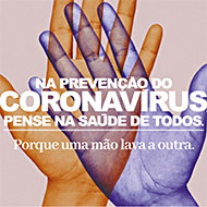Mãos cruzadas com texo sobreposto dizendo: Na prevenção do Coronavirus pense na saúde de todos. Porque uma mão lava a outra.
