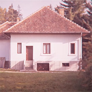 Casa branca com gramado à frente